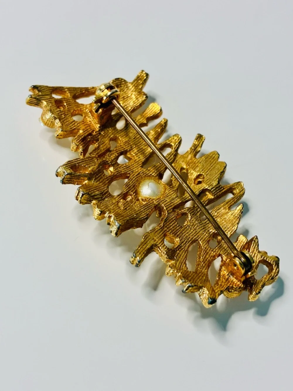 VTG Gold-Tone Pearl Accent Coral Reef Bar Brooch Pre Loved- Women Jewelry